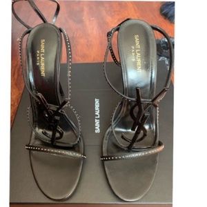 Yves Saint Laurent Cassandra heel